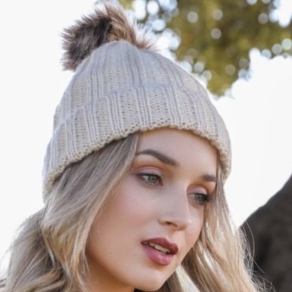 NEW Boutique Cable Knit Faux Fur Pompom Winter Beanie Ivory - Picture 7 of 7